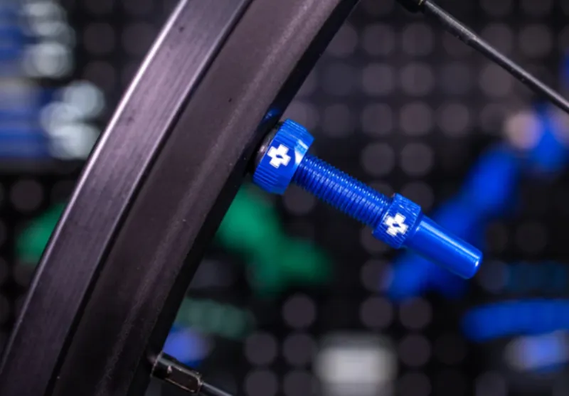 Muc Off Tubeless Valve V2 80mm Red Aluminium-2